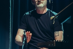 Konrad-Ciesielski-Koniec-Collective-Live-23.05.25-Niebo-Warszawa-foto.-Adrian-Kosa-Kosiorek-All-Rights-Reserved-125