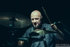 Konrad-Ciesielski-Koniec-Collective-Live-23.05.25-Niebo-Warszawa-foto.-Adrian-Kosa-Kosiorek-All-Rights-Reserved-133