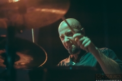 Konrad-Ciesielski-Koniec-Collective-Live-23.05.25-Niebo-Warszawa-foto.-Adrian-Kosa-Kosiorek-All-Rights-Reserved-35