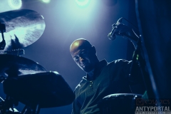 Konrad-Ciesielski-Koniec-Collective-Live-23.05.25-Niebo-Warszawa-foto.-Adrian-Kosa-Kosiorek-All-Rights-Reserved